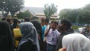 Pelajar Berseragam Putih Abu-abu Ikut Demo, Massa Aksi Unjuk Rasa Depan DPRD Riau Terus Bertambah