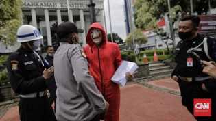 Jokowi Teken UU Ciptaker, Ada Kejanggalan di Pasal 6