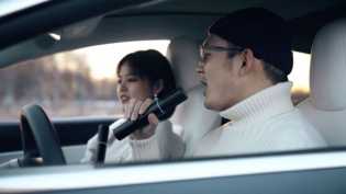 Mobil Listrik Tesla Hadirkan Fitur Mikrofon untuk Karaoke, Segini Harganya