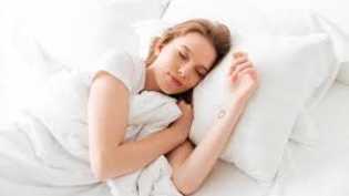Tanpa Disadari, 4 Kebiasaan Saat Tidur Ini Bisa Bantu Turunkan Berat Badan