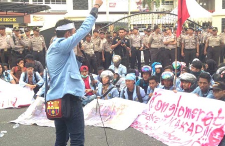 Massa BEM Unri Desak Kapolri Copot Kapolda Riau