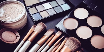 7 Kandungan Makeup yang Berbahaya bagi Kulit Berjerawat, Cegah Secepat Mungkin