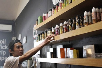 Pengamat Ekonomi Sebut Indonesia Mau Diterkam Industri Vape