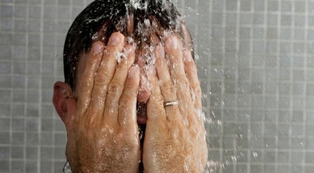 Sebaiknya Kamu Tidak Mencuci Muka di Shower, Kenapa?