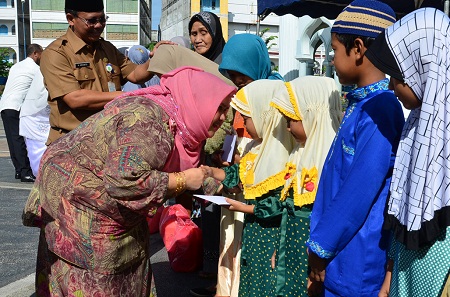 PKK Bengkalis Santuni Kaum Duafa
