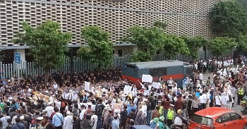 Massa Mulai Berdemo di Bawaslu