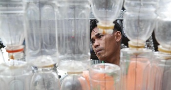 Bahayanya Mengisi Ulang Botol Kemasan Plastik