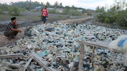 Sampah Menumpuk di Pinggir Sungai Desa Kuala Alam