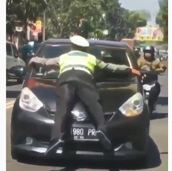 Gempar Brigadir Natan 'Nempel' Kap saat Diseruduk City Car