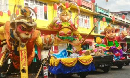 Pawai Lampion Semarakkan Pawai Kue Bulan di Pekanbaru