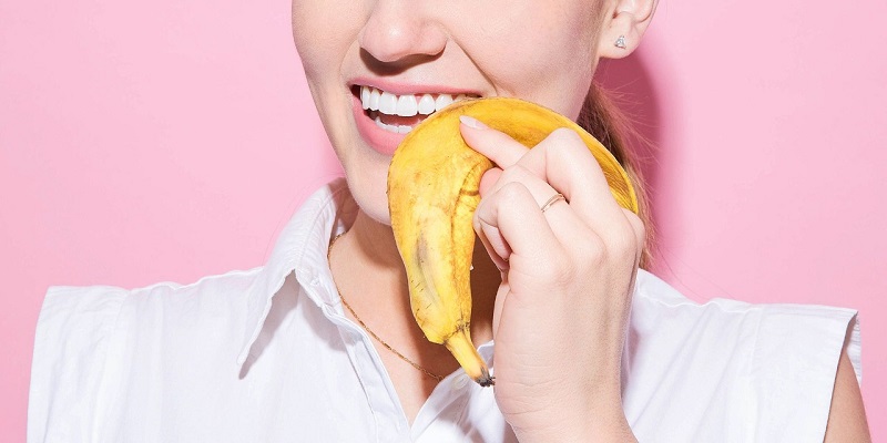 15 Cara Memutihkan Gigi Kuning yang Membandel, Senyum Kembali Percaya Diri!