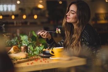 6 Tips yang Bisa Anda Lakukan Saat Makan Agar Cepat Langsing