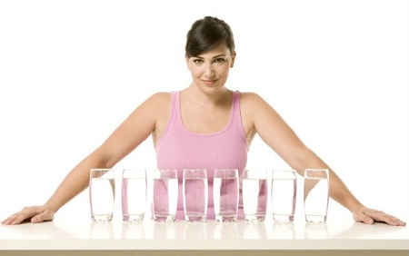 5 Manfaat Minum Air Putih saat Bangun Tidur