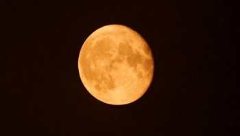 Cara Menikmati Gerhana Bulan dengan Penuh Kemewahan