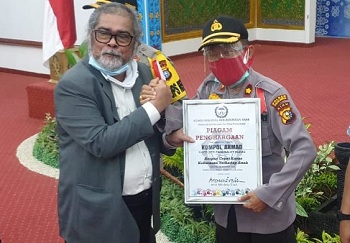 Ketum Komnas PA Indonesia Memberikan Piagam Penghargaan Kepada Kapolsek Pangkalan Kuras
