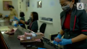 Terkuat di Masa Pandemi, Rupiah Tembus 13.885 per Dolar AS