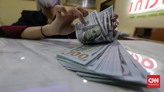 Rupiah Ambruk ke Rp15.618 Akibat Rebound Dolar AS