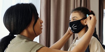 Alasan Mengapa Tetap Perlu Menggunakan Masker Walau Sudah Divaksinasi