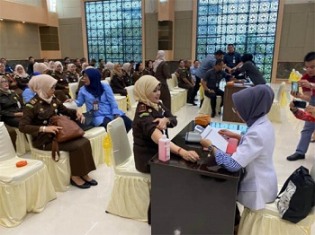 Antisipasi Penyebaran Covid-19 di Lingkungan Kejati Riau, Seluruh Pegawai Divaksinasi