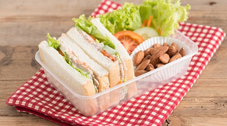Baca 4 Hal Penting Ini Saat Pakai Wadah Plastik untuk Makanan