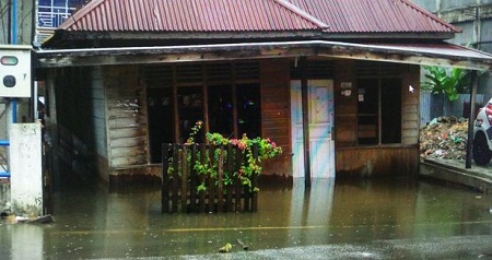 Banjir Meluas, PMI Kampar Bantu Korban Banjir Kampar