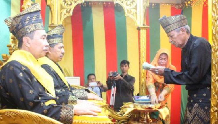 Apa Makna Tepuk Tepung Tawar Tradisi Adat Melayu Riau?