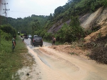 Jalur Riau-Sumbar Tertutup Longsor, Lalu Lintas Terganggu