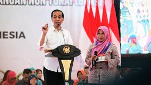 Jokowi Perintahkan Menteri Sosial Salurkan Bansos Awal Januari 2021