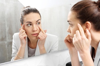 4 Cara Menghilangkan Mata Panda dengan Skincare dan Perawatan Dokter