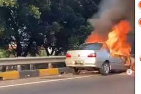 Mobil Mendadak Terbakar, Ini Cara Benar Menggunakan APAR