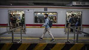 Mulai Kamis Besok, Pengguna KRL Wajib Pakai Masker Dobel!