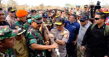 Kapolri-Panglima dan Menteri Siti Turun Langsung Padamkan Karhutla di Riau