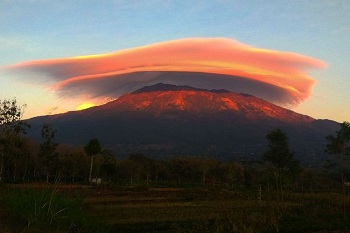 Fenomena Topi Awan Muncul di Gunung Lawu, Begini Cara Terbentuknya