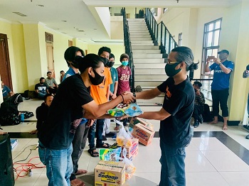Aseri Bagikan Sembako Dan Dialog Dengan Anggotanya